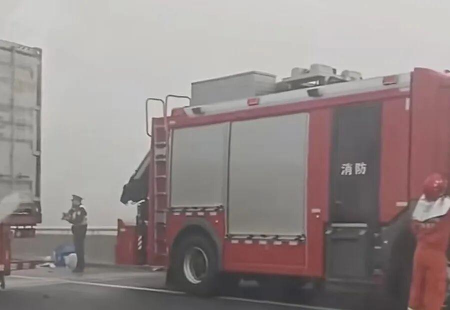 辉达官方平台-G40沪陕高速往江苏方向发生一起多车相撞事故，1人抢救无效死亡